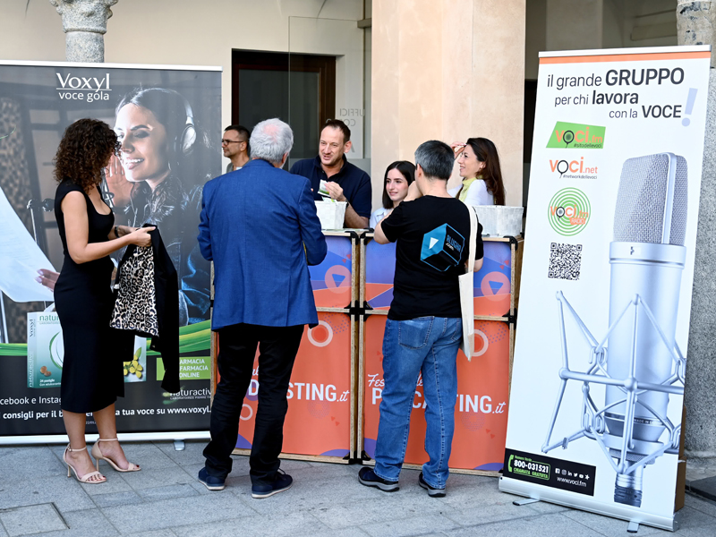 Lo stand Voxyl Voce Gola - VOCI.fm al Festival del Podcasting 2023